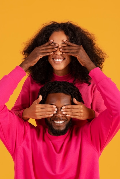 Photo front view cute couple posing together in studio