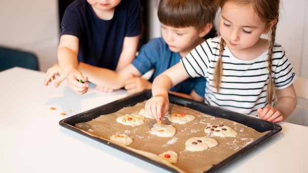 Photo front view of cute family cooking at home