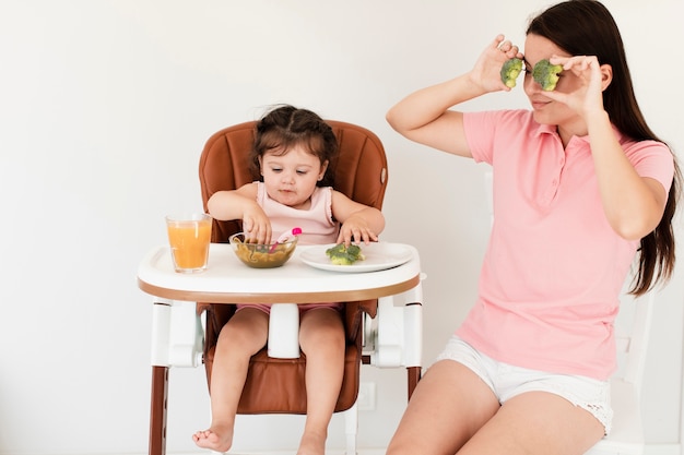 Foto vista frontale carino madre e figlia