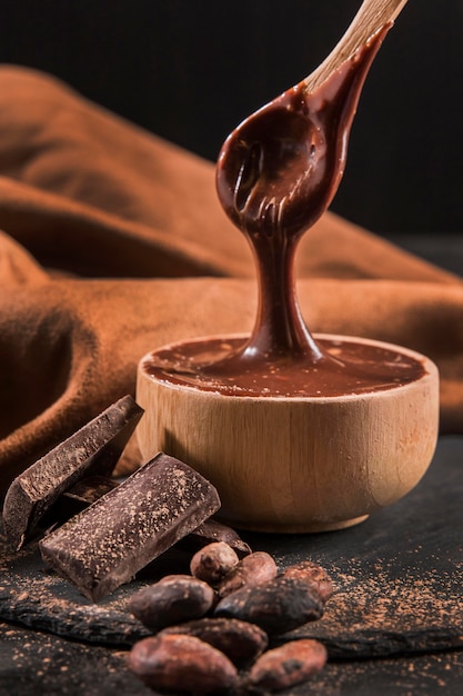 Foto disposizione scura di vista frontale con il dessert del cioccolato