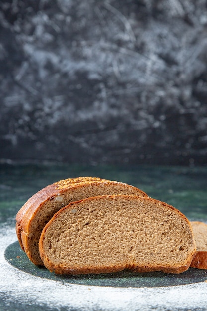 Pagnotte di pane scuro di vista frontale