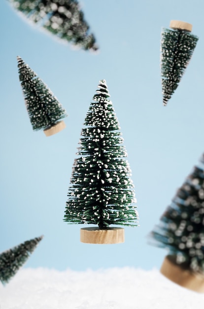 装飾的なクリスマスツリーの正面図