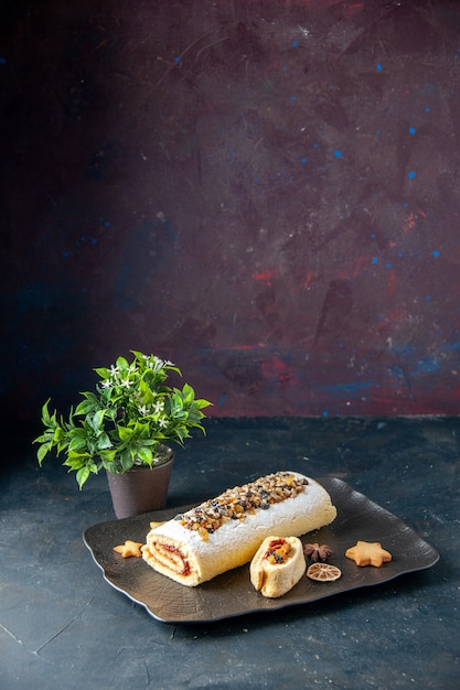 Фото Вид спереди вкусный бисквитный рулет с орехами на синем фоне пирог печенье торт сладкий чай сахарное бисквитное тесто