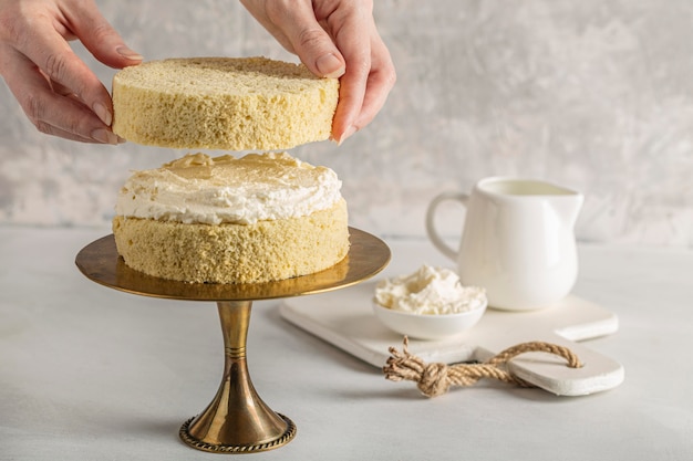 Foto vista frontale del delizioso concetto di torta