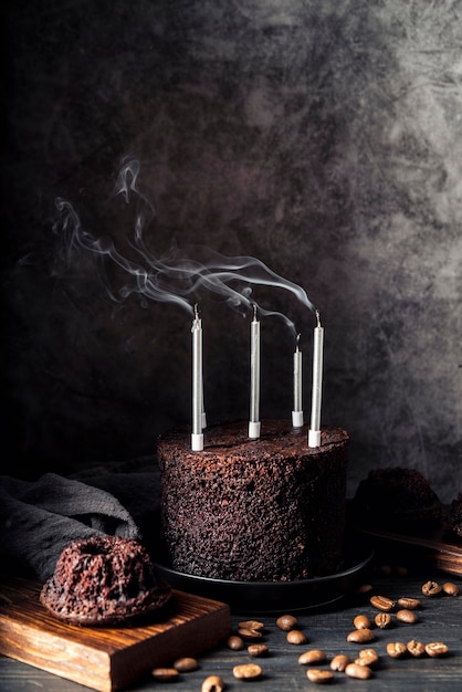 Photo front view of delicious chocolate cake with candles