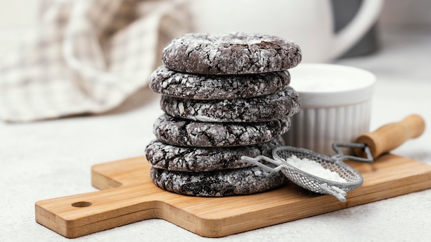 Foto vista frontale di deliziosi biscotti al cioccolato