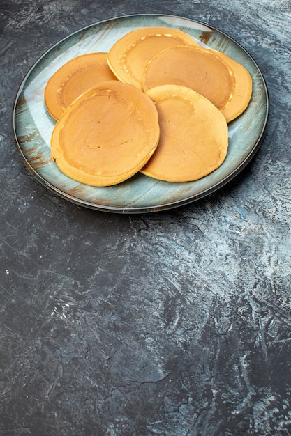 전면보기 회색 배경에 접시 안에 맛있는 작은 팬케이크 꿀 설탕 아침 식사 아침 음식 가족 반죽 젤리