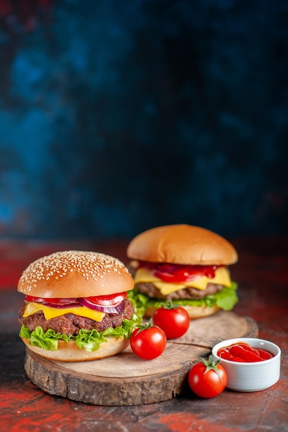 Vista frontale deliziosi cheeseburger a base di carne su sfondo marrone scuro piatto fast-food pasto cena toast snack