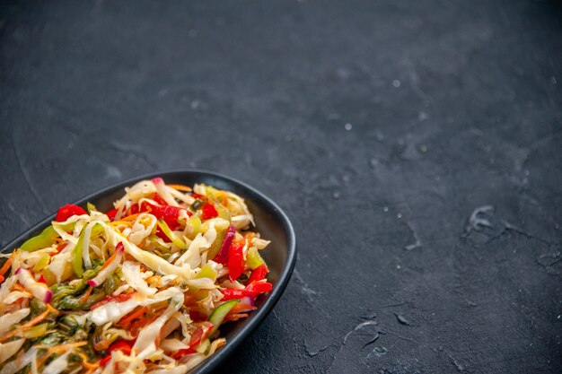 Vista frontale deliziosa insalata di peperoni all'interno della piastra lunga sfondo scuro piatto unico dieta alimentare pane orizzontale color