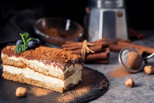 Photo front view of delicious tiramisu concept