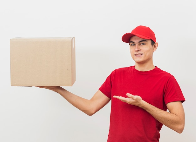 Photo front view delivery man showing box