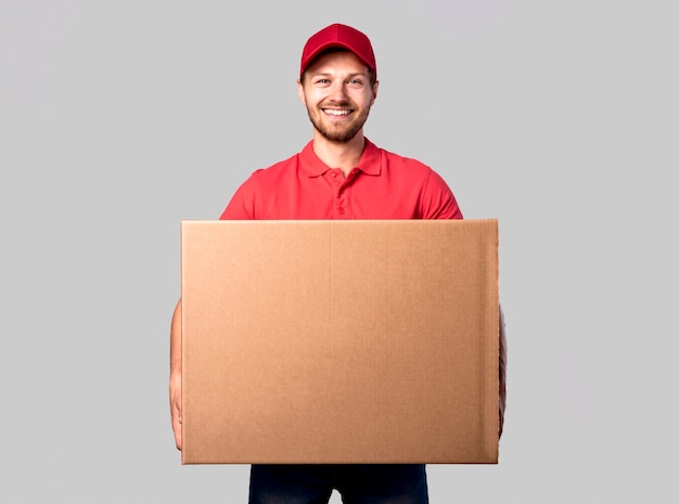 Photo front view delivery man with box