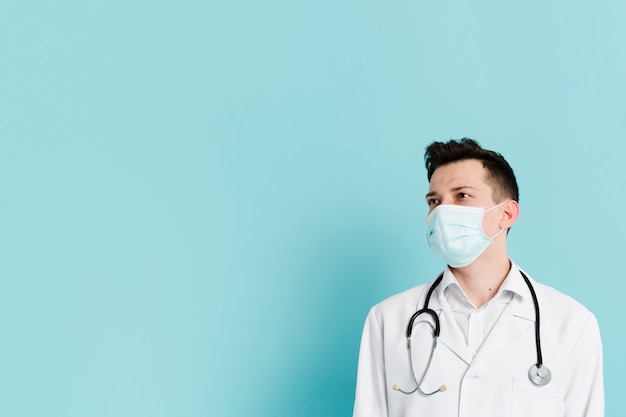 Photo front view of doctor wearing a medical mask and stethoscope