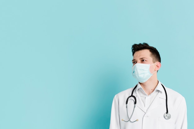 Vista frontale del medico che indossa una maschera e uno stetoscopio medici