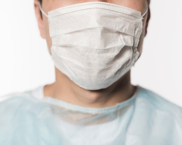 Foto vista frontale del medico che indossa una maschera medica