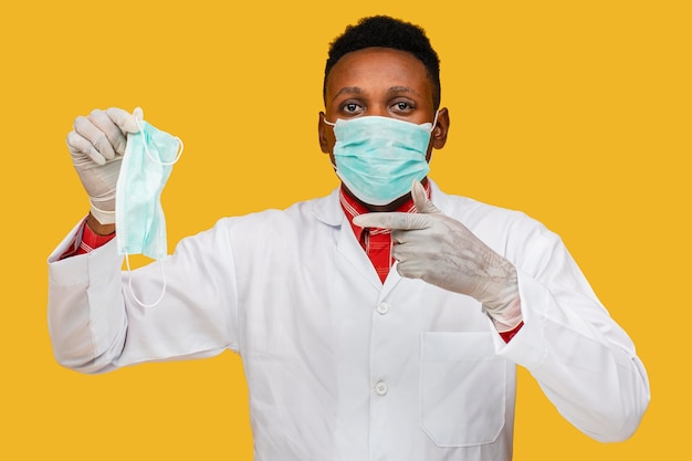 Foto vista frontale del medico con il concetto di maschera facciale