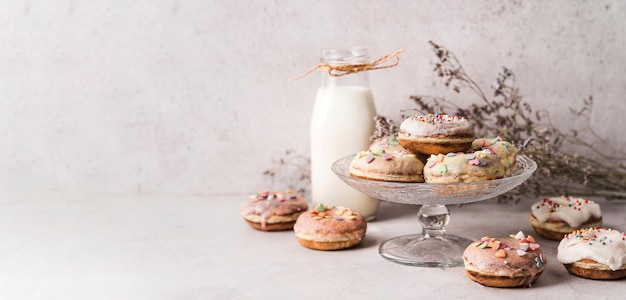 Photo front view donuts with frosting on table