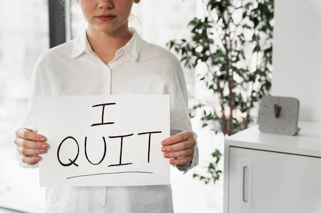 Photo front view employee quitting job