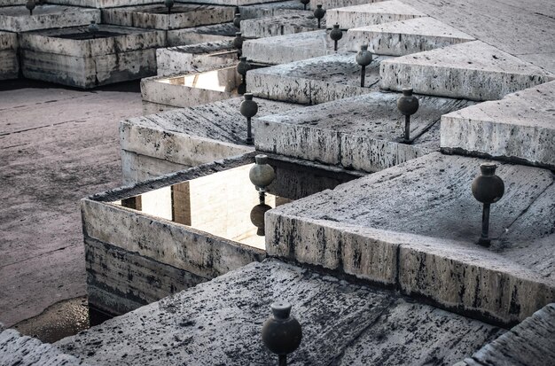 Foto vista frontale della fontana vuota nella foto concettuale diurna