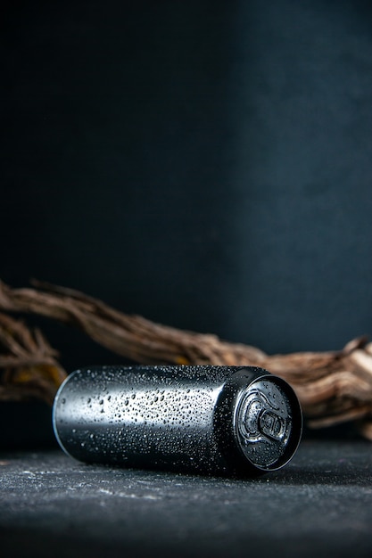 暗い背景色のソーダバー夜の闇の写真の飲み物の缶の正面図のエネルギードリンク