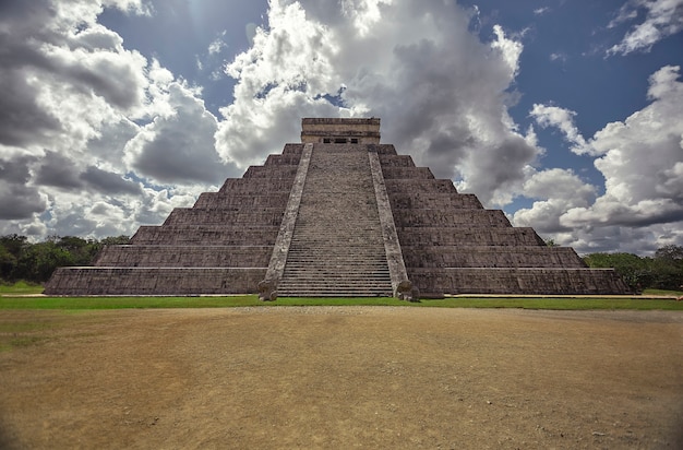 Foto vista frontale dell'intera piramide del complesso archeologico di chichen itza in messico