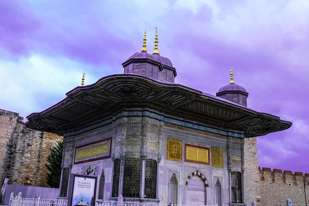 Вид спереди на вход во дворец Топкапы в Стамбуле, Турция