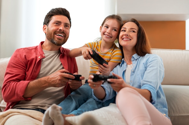 Foto famiglia vista frontale che gioca al videogioco