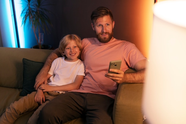 Foto famiglia vista frontale che trascorre del tempo a casa