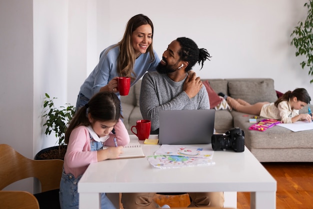 Foto famiglia vista frontale con bambini a casa