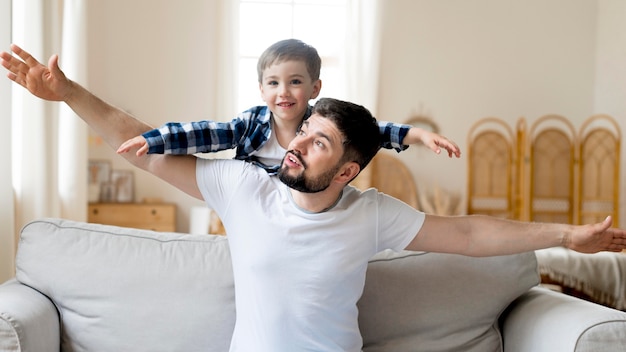 写真 正面の父と子がソファで遊んで