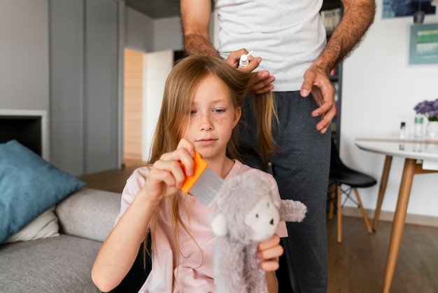 Photo front view father helping girl with lice