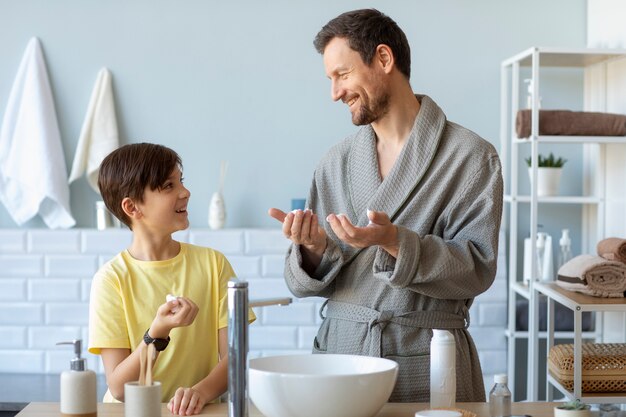 Foto vista frontale padre e figlio con crema da barba