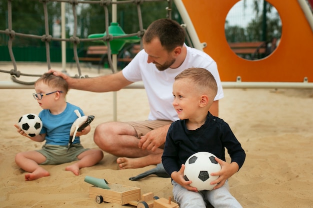 Foto vista frontale padre e figli all'aperto