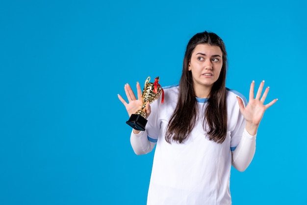 Foto giocatore femminile di vista frontale con il trofeo