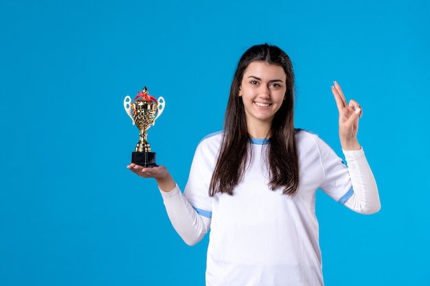 Foto giocatore femminile di vista frontale con il trofeo