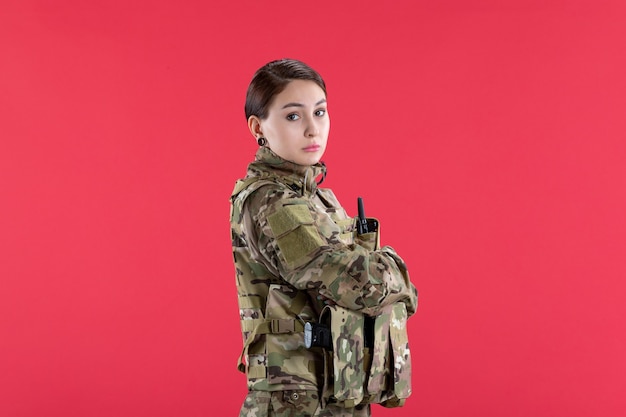 赤い壁に軍服を着た女性兵士の正面図