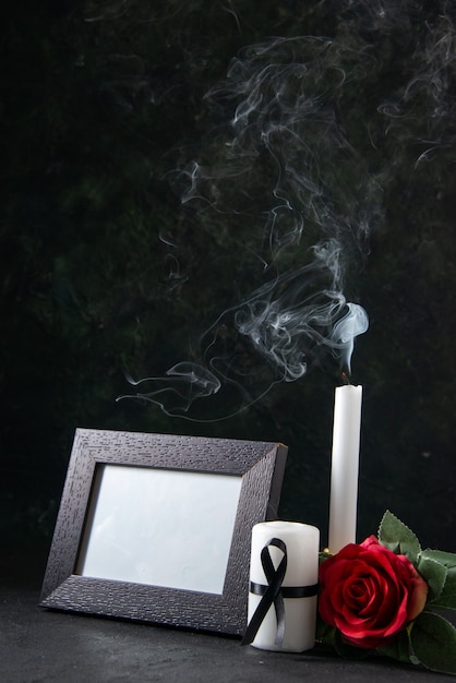 Vista frontale di candele senza fuoco con cornice su nero Foto Premium