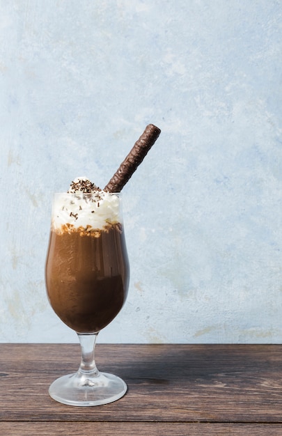 Foto vista frontale frappe con bastoncino di cioccolato