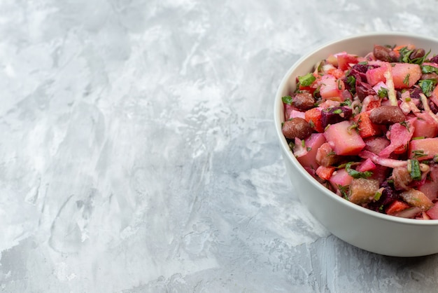 전면 보기 흰색 배경에 신선한 맛있는 vinaigrette 사탕무 샐러드 식사 다이어트 음식 색상 건강 익은 샐러드