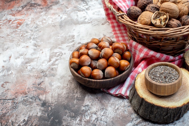 Vista frontale nocciole fresche con noci su sfondo bianco pianta di noci foto a colori snack di arachidi