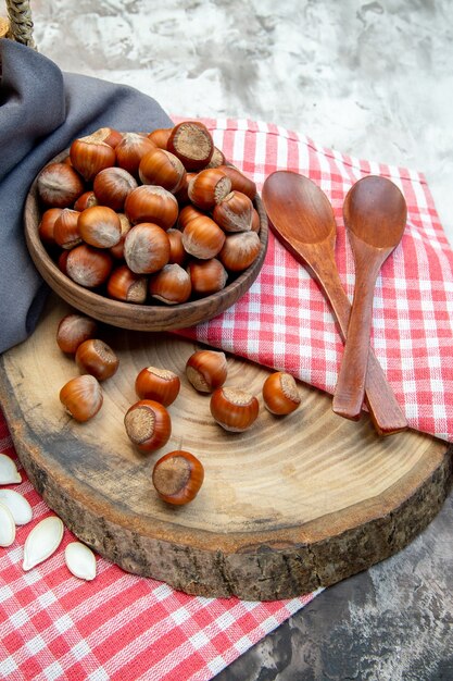 Vista frontale nocciole fresche con semi bianchi e noci pecan su sfondo bianco foto di piante di noci albero da cucina noce cips di arachidi