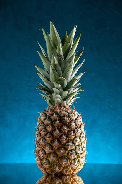 Vista frontale ananas fresco su sfondo blu