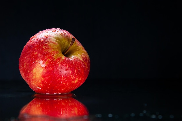Vista frontale mela rossa fresca su sfondo nero colore maturo dolce albero gustoso oscurità foto pera esotica Foto Premium