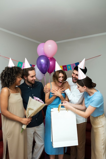 写真 誕生日を祝う正面の友人