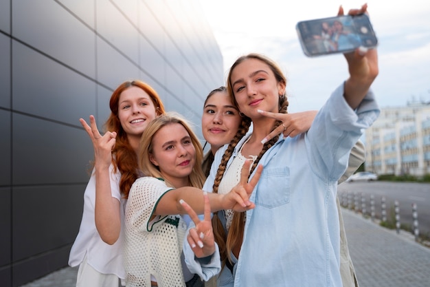 Photo front view friends taking selfie