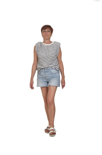 Photo front view of a full portrait of a middle aged woman walking on white background