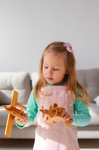 写真 家で遊んでいる正面の女の子