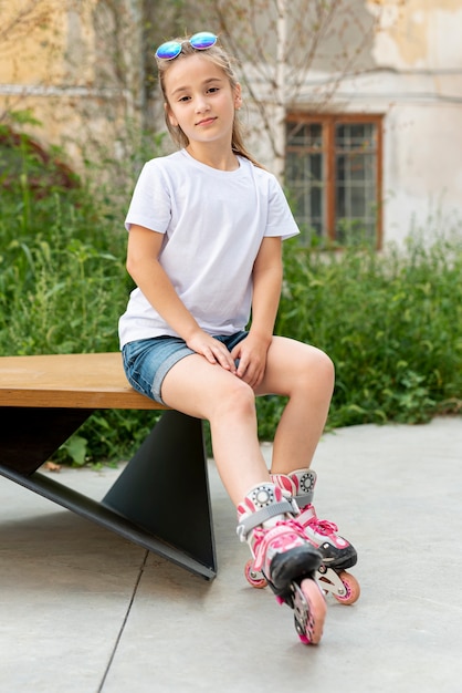 Photo front view of girl sitting on bench
