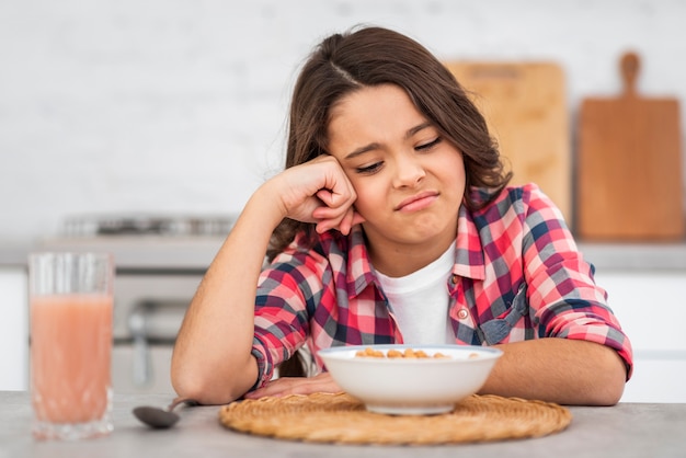 Ragazza di vista frontale insoddisfatta della colazione