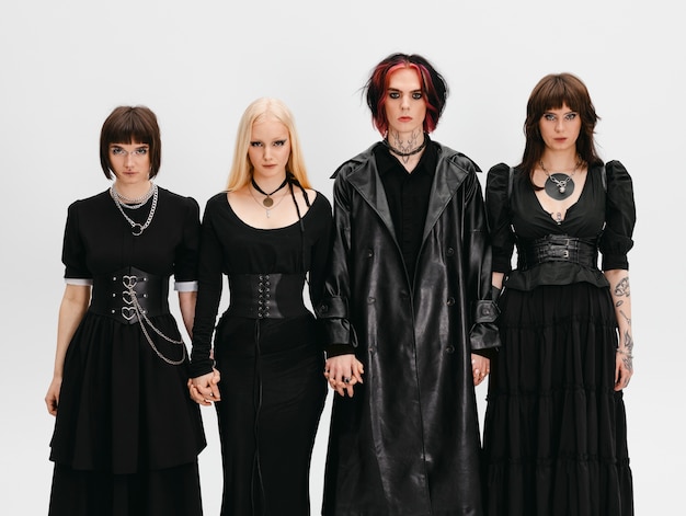 Photo front view goth friends posing in studio